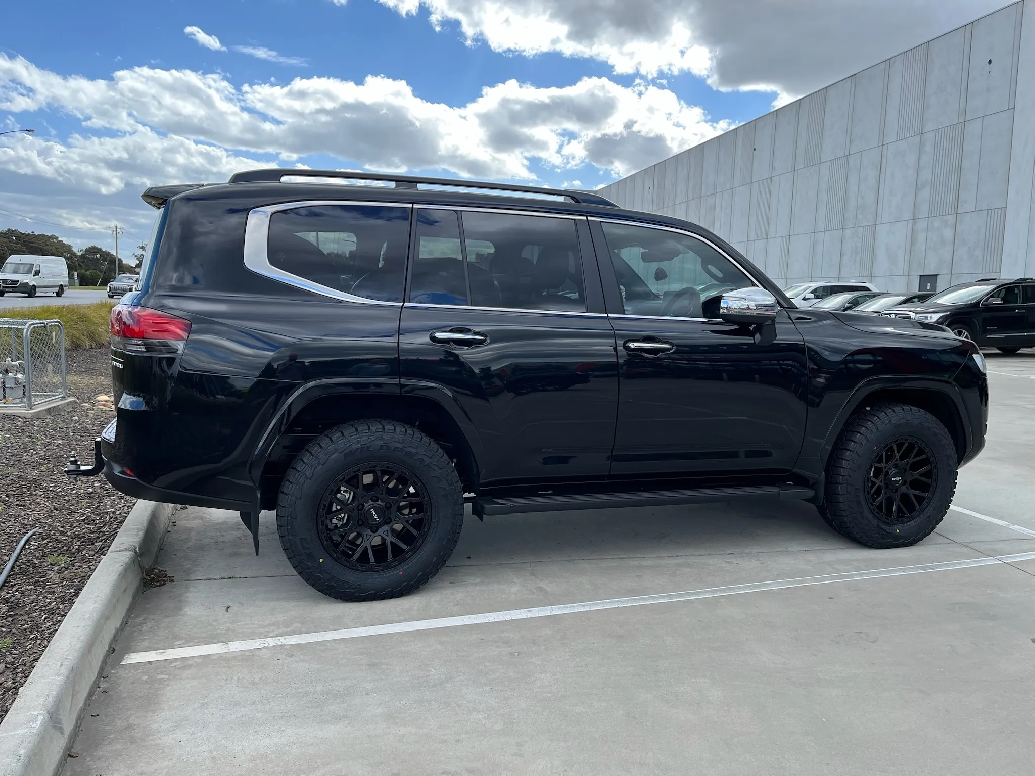 TOYOTA LANDCRUISER 300 SERIES with 18